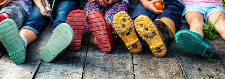 Kinder mit Gummistiefeln